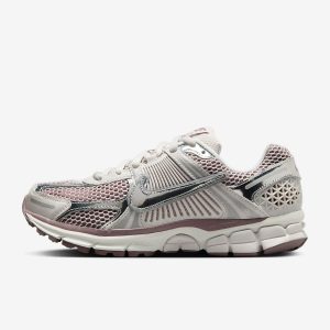 women nike air zoom vomero 5 chrome platinum vi 0 348.jpeg